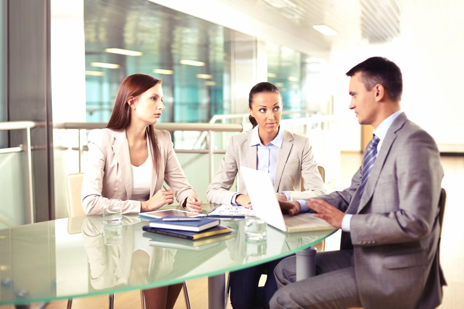 Finanzanalyse auf Laptop-Bildschirm mit Notizen